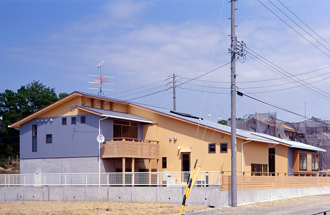 前面道路から見る外観