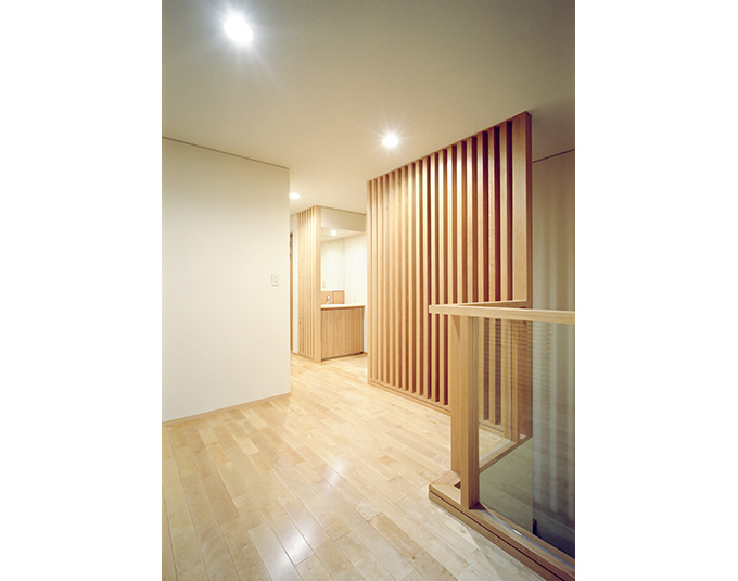 板が連なる壁がある2階廊下