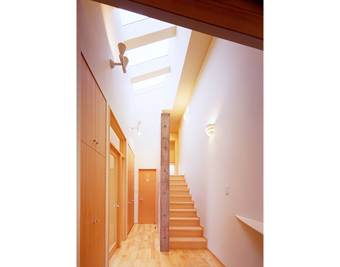 コンクリート壁が印象的な階段