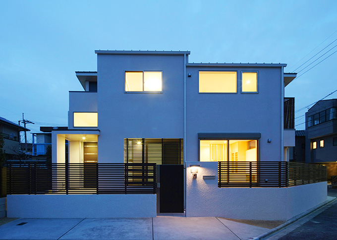 部屋の灯りがこぼれる夕景外観