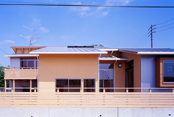 高さの異なる開口部が並ぶ外観