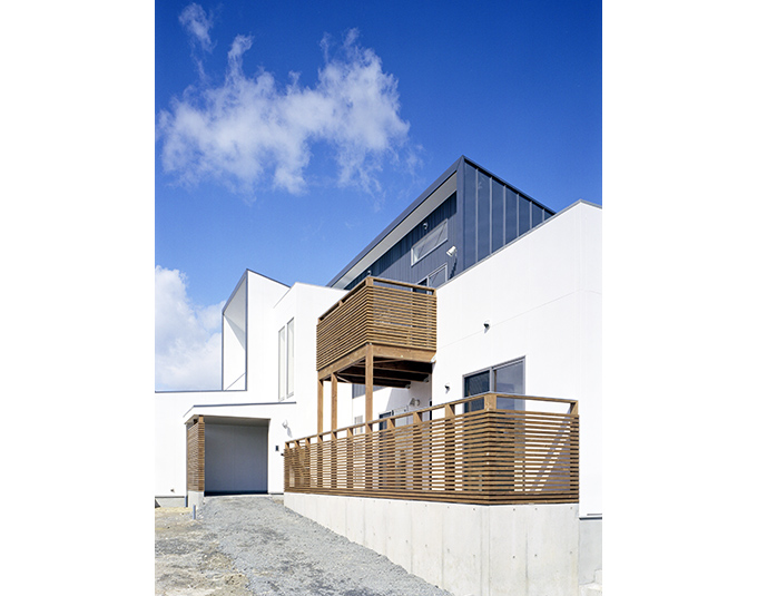 緩やかなスロープのあるアプローチ