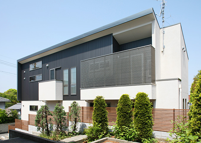 段々の木柵が並ぶ裏側の外観