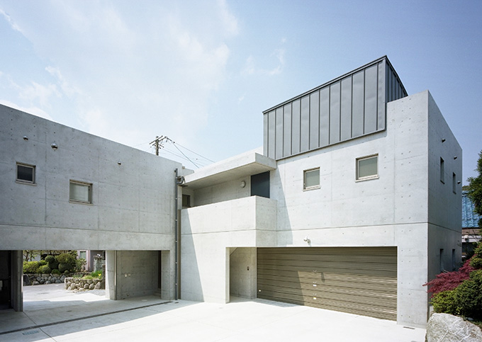 コンクリート打ち放しの駐車スペース