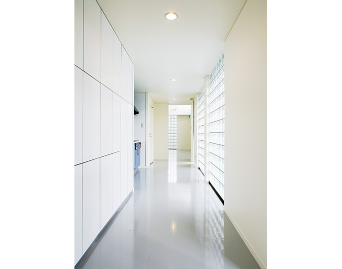 ガラスブロックの優しい光が差し込む室内