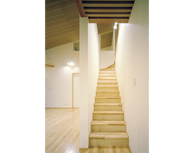 直線的な2階へ続く階段