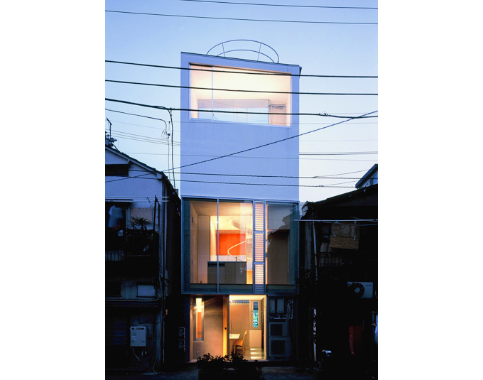 夜の風景に浮かび上がる外観