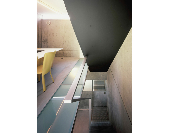 メタリックな質感がクールなオープン階段