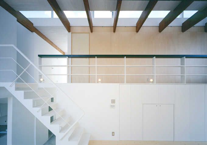 吹き抜けリビングと廊下を眺める