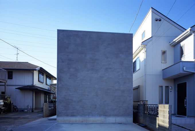 シンプルさが潔い駐車スペース脇の外壁