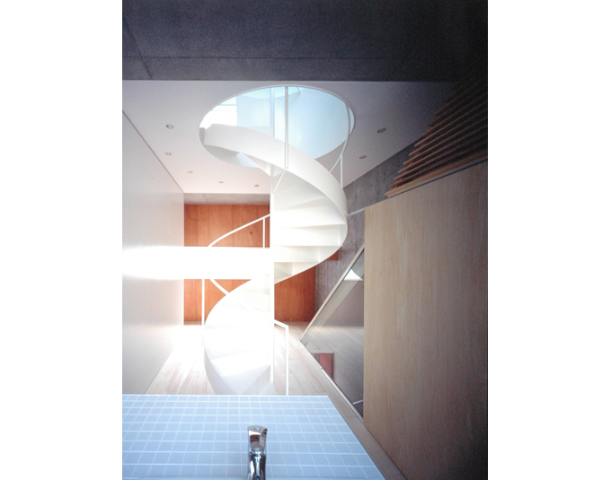 丸い出口へ続く螺旋階段