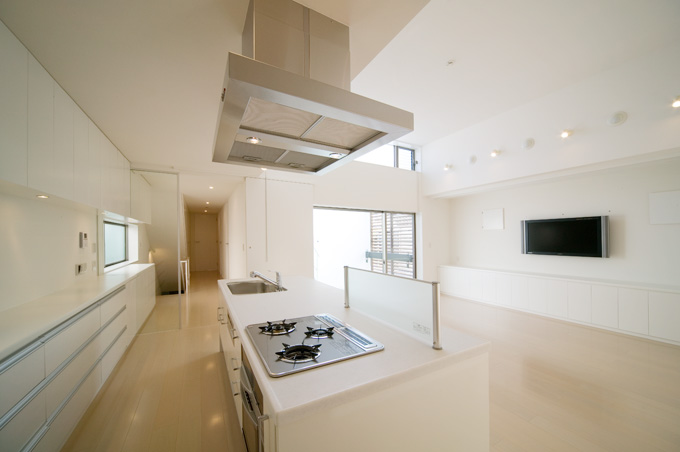 大容量の収納を設置したオープンキッチン