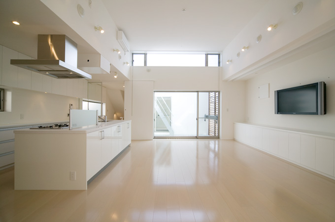 ハイサイドライトから光が降り注ぐ広々リビング