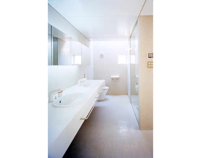 二つ洗面ボウルを設置したサニタリースペース