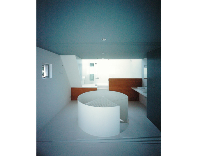 バスルームのフロアから見た螺旋階段