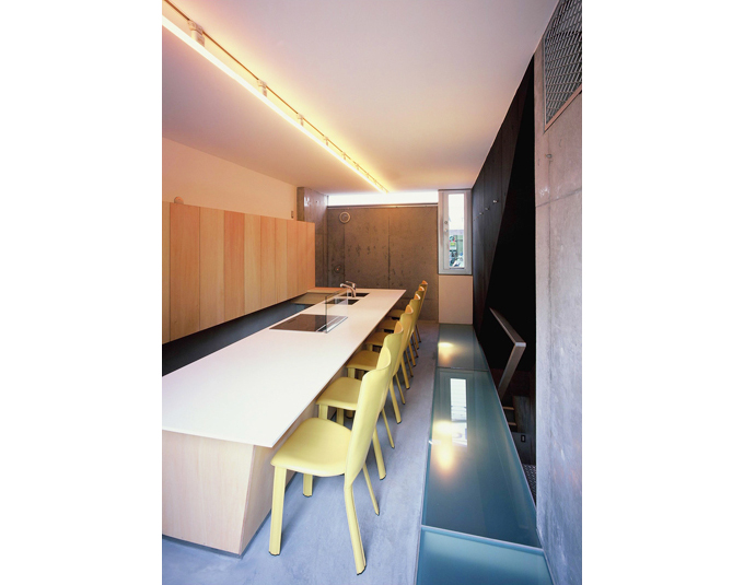 対面カウンター式の２階キッチン