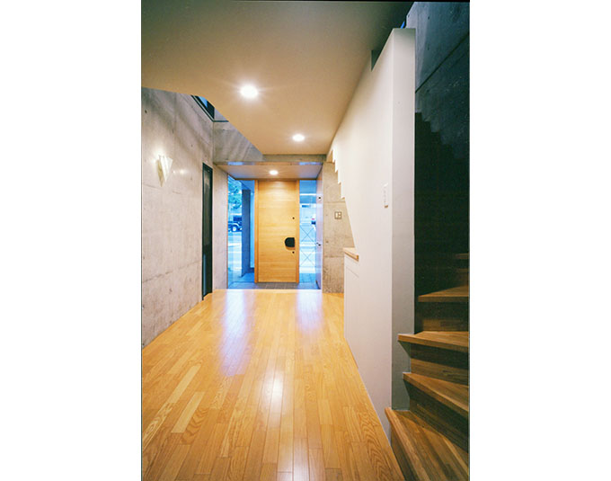 ガラス窓でオープンな玄関ホール