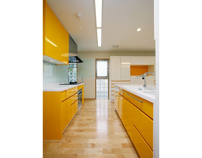 明るいカラーのキッチンスペース