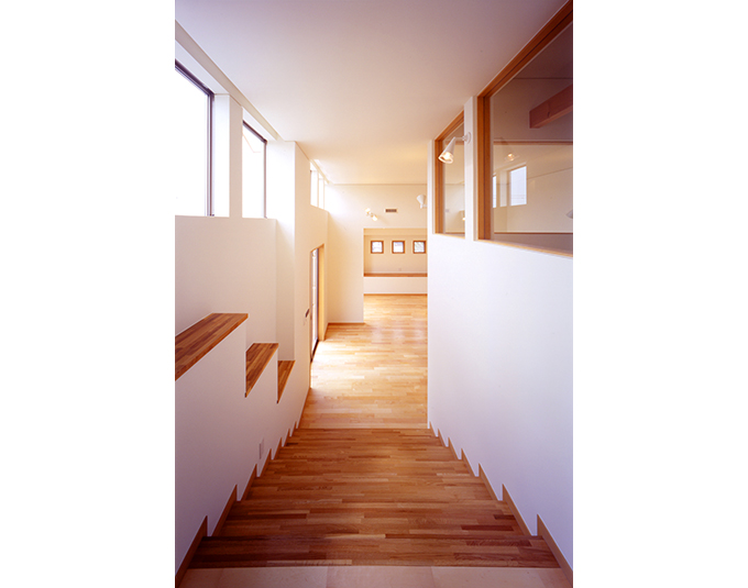 幅を広くとったリビングへの階段