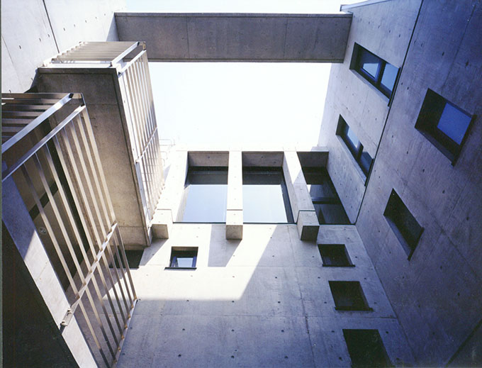 中庭の吹き抜けを見上げる