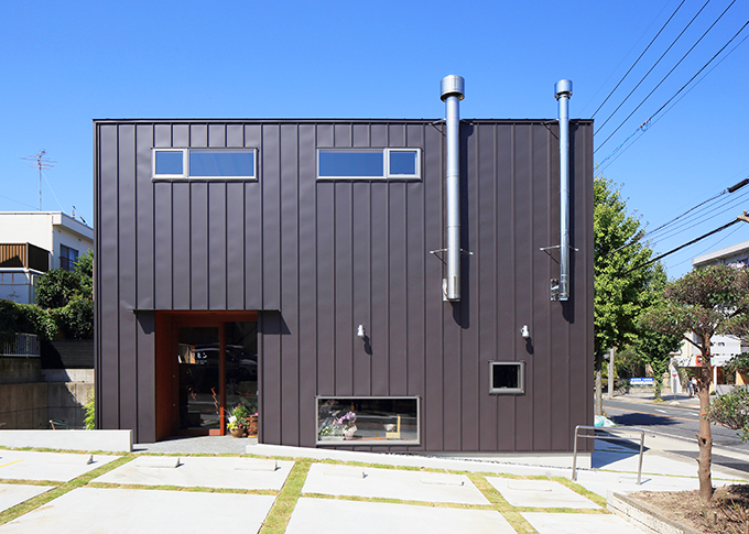 駐車スペースから見る正面外観