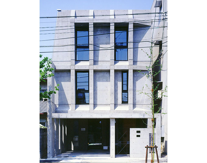 コンクリートのストライプが印象的な正面外観