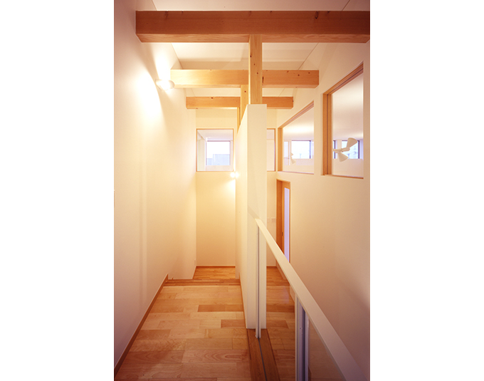 室内窓で風通しのよい廊下空間