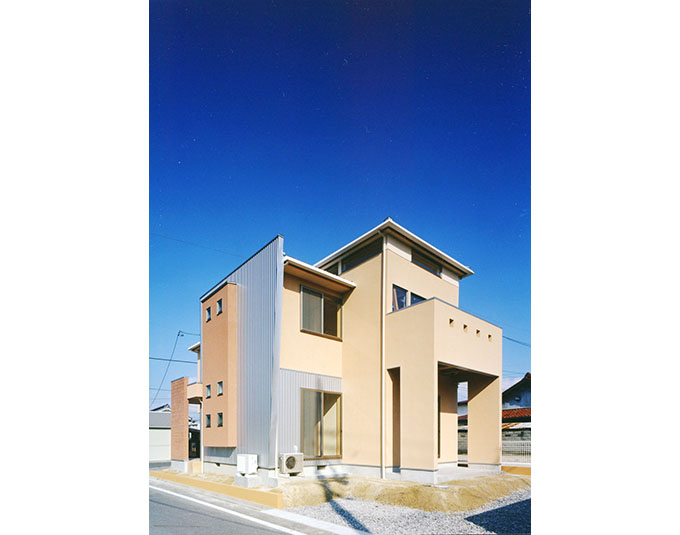 見る方向で印象を変えるデザインの外観