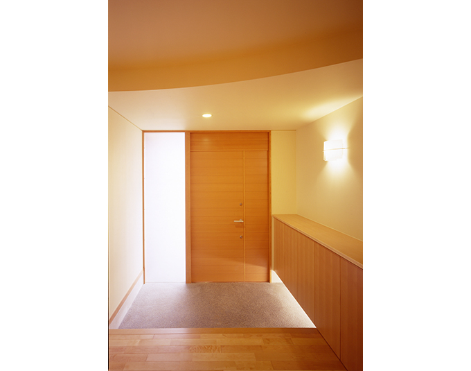 木目調の玄関ドアが出迎える