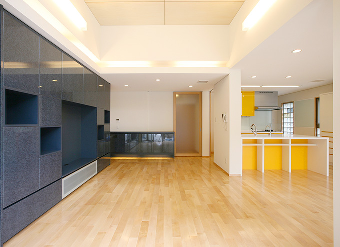 テレビも収納できるシックな壁面収納