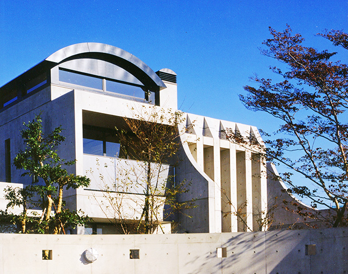 R状の屋根とコンクリートのスリットが個性的