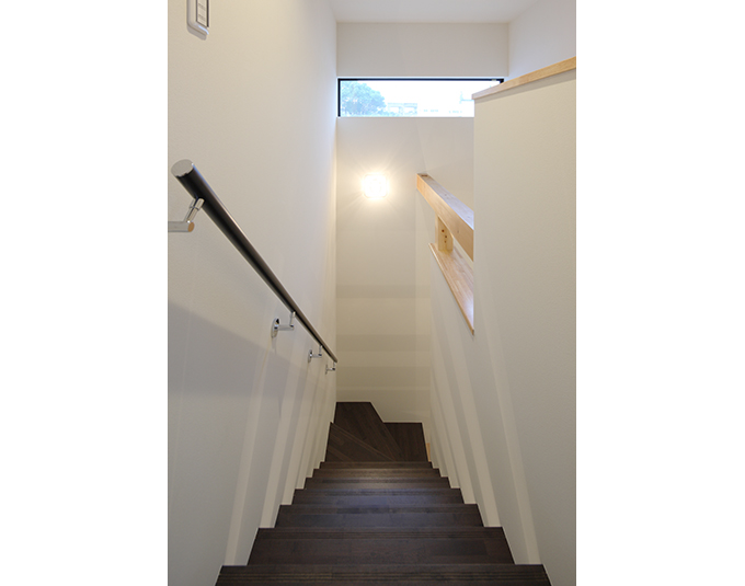ハイサイドライトで明るくすっきりとした階段