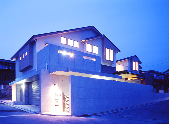 室内の灯りが高い位置から溢れる外観