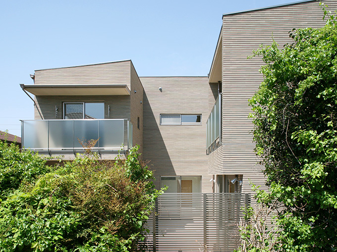 中庭のある裏側から見る外観