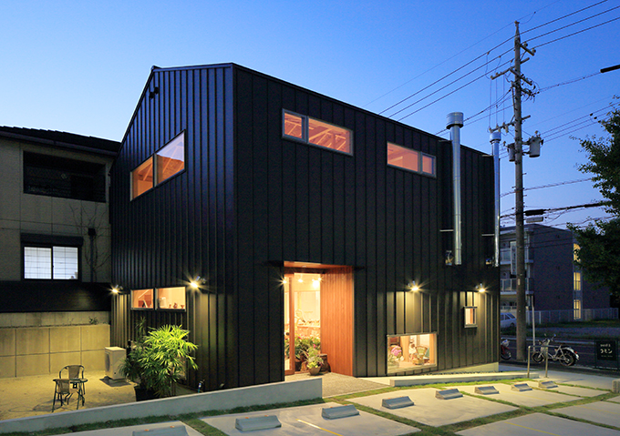 室内の暖かい光が際立つシックな外観