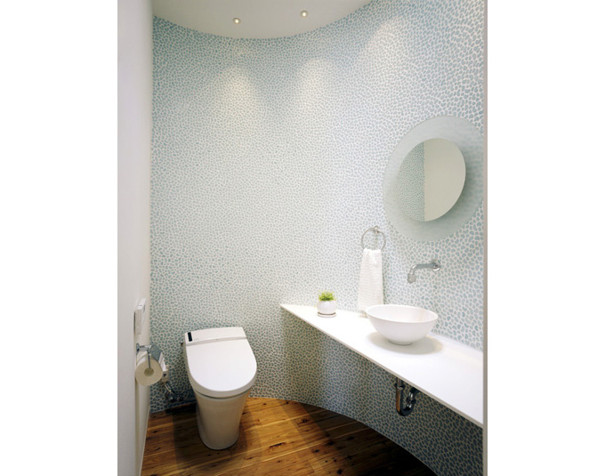 まるで海の中にいるよう。曲線とタイルが印象的なトイレスペース