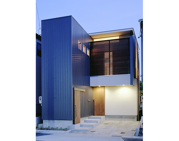 コンパクトにまとめられた夕景外観