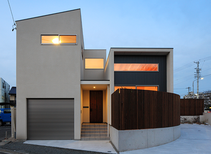 駐車スペースとエントランスを望む