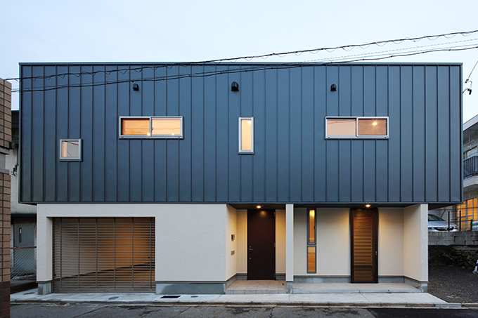 色のコントラストが際立つ外観