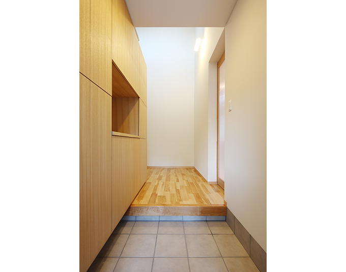 吹き抜けの光で明るい玄関ホール