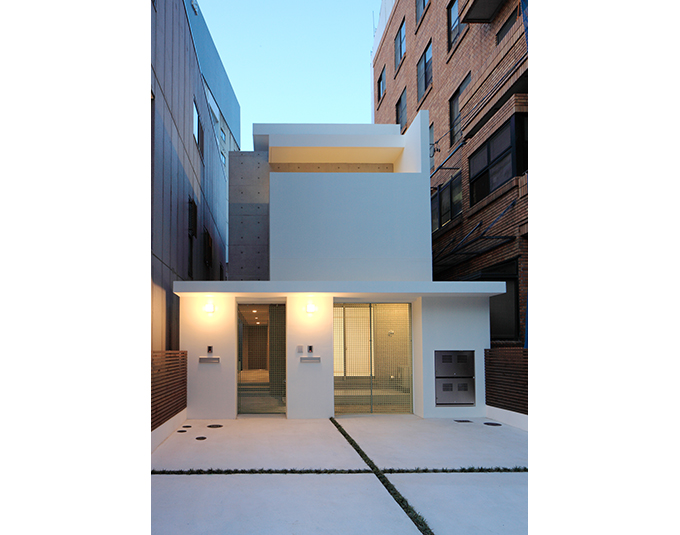 室内の奥行きを感じる夕景外観