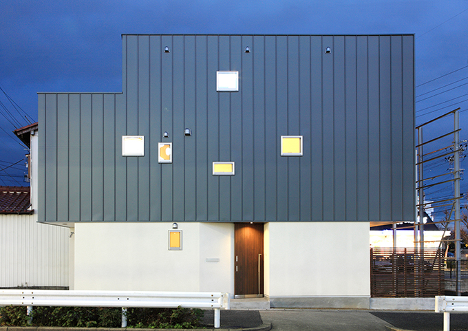 小さな小窓が覗くシンプルモダンな外観