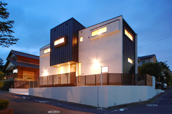 部屋の灯りが反射する夕景外観