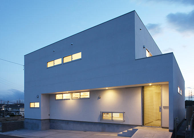 シンプルで直線的な夕景の外観