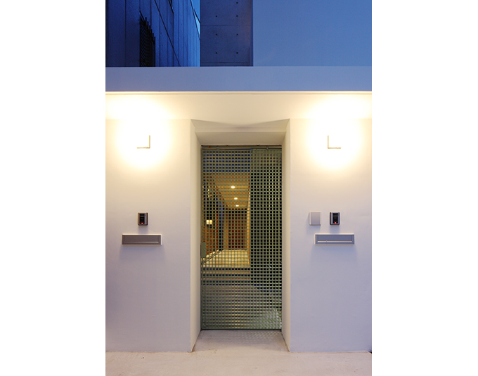 網目のドアが個性的なエントランス