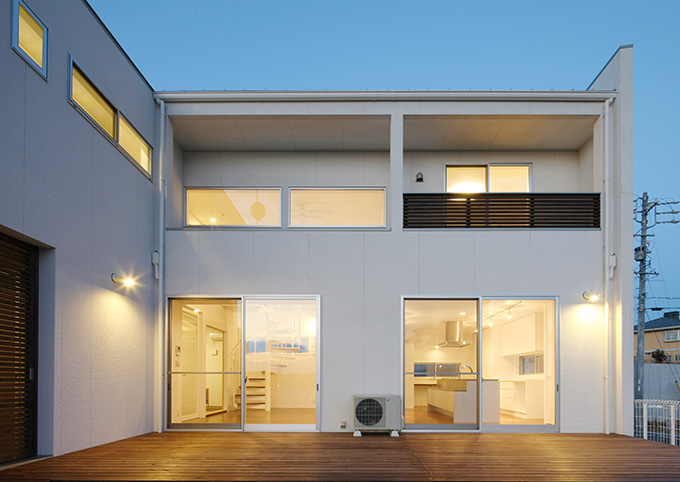 リビングに繋がるウッドデッキから見る外観