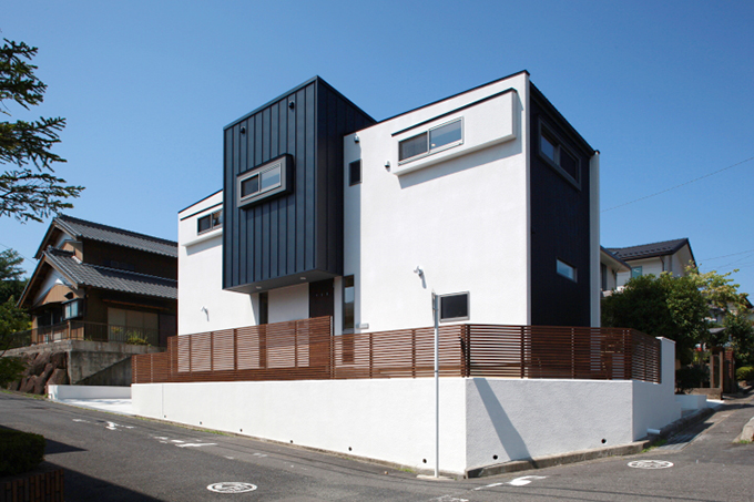 風通しのよい木の柵が囲う外観