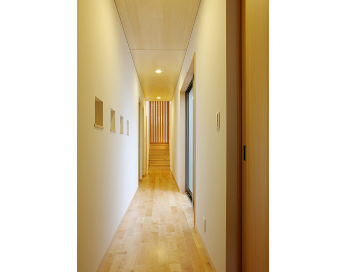 スリットや窓からの光で明るい廊下