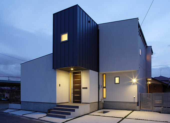 壁がせり出したようなシャープで個性的な外観