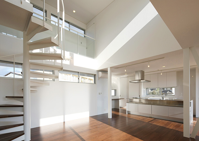 曲線が美しい螺旋階段のあるリビング